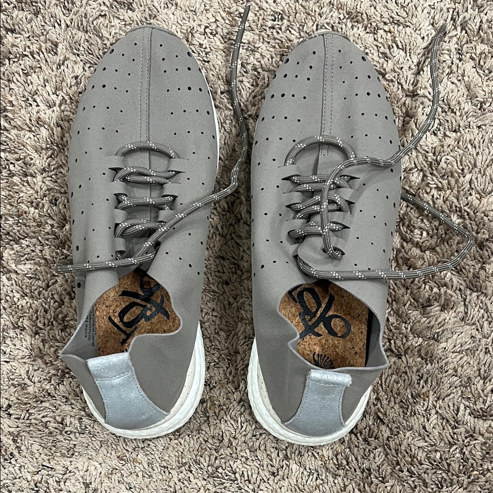 OTBT women’s tennis shoe